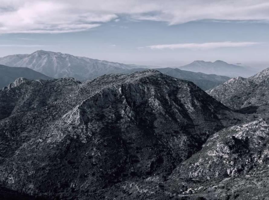Panorama-Ansicht des Pico La Concha bei Marbella, aufgenommen mit einer professionellen Drohne während einer Wanderung ab Istán.